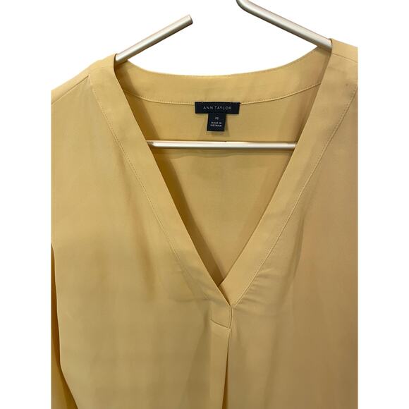 Ann Taylor Blouse – XS, V-Neck, Button Detail, Rounded Hem, Lightweight, EUC - Picture 4 of 5